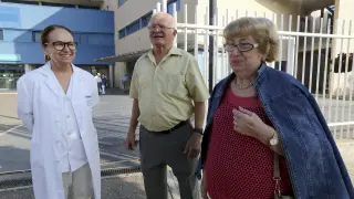 Montse Villagrasa, enfermera y concejal, con Antonio Canales y Josefa Ruiz en el centro de salud.
