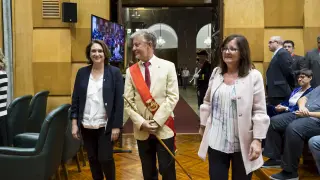 Ada Colau y Camí Mendoza recogen la medalla de la Ciudad de Zaragoza