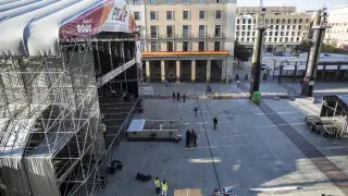 El escenario principal de la plaza del Pilar se terminó de montar ayer mismo. Hoy acogerá las primeras actuaciones.