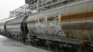 Foto de archivo del tren donde se carga el maíz en el silo de la estación de Canfranc.