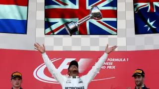 Hamilton asesta un golpe al Mundial tras el abandono de Vettel; Alonso, undécimo