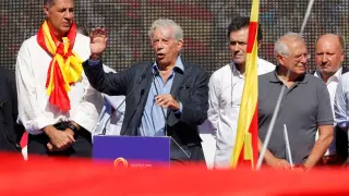 Vargas Llosa, en el momento que se dirigía a los manifestantes en la plaza de Urquinaona de Barceloan.