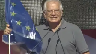 Borrell, con una bandera europea en la mano, ha dicho que "esta es nuestra estelada".