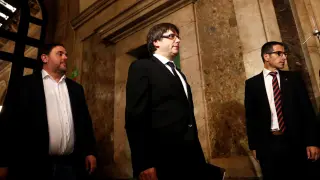 Carlos Puigdemont, en el centro. A su izquierda, Oriol Junqueras.