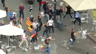 Enfrentamiento a sillazos entre varios grupos en Barcelona durante la celebración de 12-O