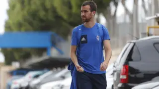 Mikel González, en la zona de aparcamiento de la Ciudad Deportiva al regreso de viaje con el equipo.