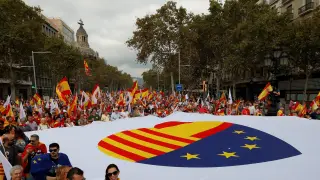 Miles de personas se manifiestan en Barcelona para conmemorar el 12-O