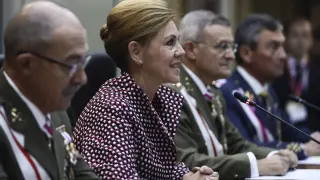 La ministra de Defensa, Dolores de Cospedal, habla por videoconferencia con los mantos de las 17 operaciones militares desplegadas fuera de España, con motivo del Día de la Fiesta Nacional. 