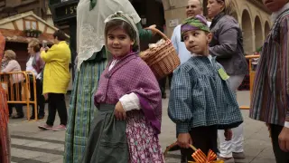 Participantes de la Ofrenda de Frutos, poco antes de empezar, en la plaza de Santa Engracia.