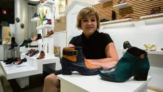 Lorena Gasco con zapatos de la colección de este invierno en su tienda en Aragonia.
