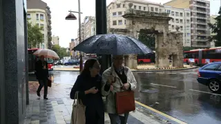 Foto de archivo de un día de lluvia en Zaragoza.