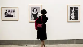 Una de las imágenes más bellas de la exposición:_el vestido de Ava Gardner en 'El ángel vestido de rojo'. La visitante parece una aparición ideal para Balenciaga.