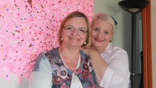 Lourdes Andreu, de 58 años, e Isabel Rodes, de 60, en la sede de la asociación aragonesa de cáncer genital y de mama Amac-gema.