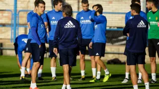 Los jugadores del Real Zaragoza charlan con el entrenador, Natxo González, al inicio del ensayo en la Ciudad Deportiva.
