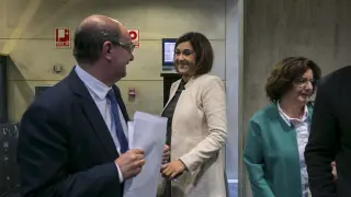 El presidente de Aragón, Javier Lambán, y la portavoz de C's, Susana Gaspar, ayer, en las Cortes.