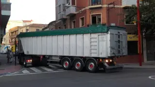 Un camión girando por una de las calles del centro de Casetas