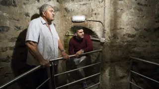Carlos y Félix Serrano en el túnel de la Fuente de las Escaleras.