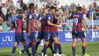 Los jugadores del Huesca celebran el gol de Sastre, el pasado sábado ante el Cádiz.