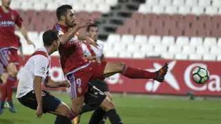 Borja Iglesias anota el primer gol del Real Zaragoza contra el Sevilla Atlético