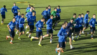Los jugadores del Real Zaragoza, en el entrenamiento que realizaron ayer en la Ciudad Deportiva.