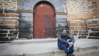 José Maria Julve, en el barrio de Berbedel, frente a la puerta de la iglesia de Nuestra Señora del Pilar.