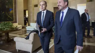 El presidente del ADIF, Juan Bravo, y el consejero de Vertebración, José Luis Soro, ayer en Zaragoza.