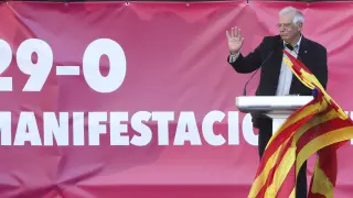 El exministro socialista Josep Borrell en la manifestación por la unidad de España en Barcelona
