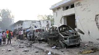 Destrozos causados por los dos coches bomba que explotaron  en Mogadiscio este sábado.