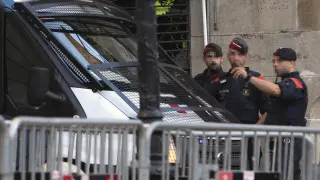 La policía autonómica catalana a las puertas del Palau.