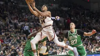 Antetokounmpo exhibe su potencia física en un partido ante los Boston Celtics esta temporada.