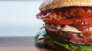 Internet discute sobre dónde se coloca el queso en una hamburguesa