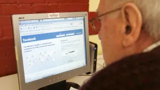 Un curso de internet para mayores en el Centro Cívico Salvador Allende.