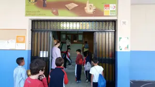 Entrada (con música) al colegio Santa Ana de Caspe.