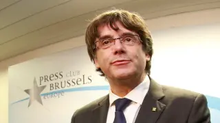 Puigdemont posa en la sala de prensa de Bruselas, antes de comparecer ante los medios