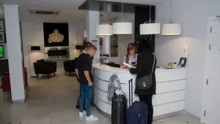 Un grupo de turistas, a su llegada ayer al hotel Mudayyan de Teruel.