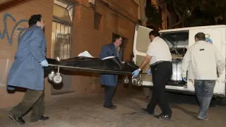 El cadáver de la víctima fue hallado el 21 de junio de 2009 en su piso de la calle Cortesías del barrio de La Magdalena de Zaragoza.
