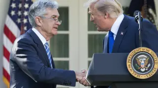 El presidente de los Estados Unidos, Donald Trump, estrecha la mano de Jerome Powell, después de anunciarlo como su nominado para dirigir la Reserva Federal.