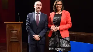 Fernando Beltrán entrega el premio a María Villarroya.