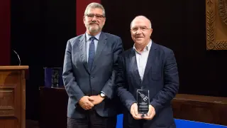 José Antonio Mayoral entrega el premio a Conrado Rillo.