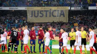 El club desplegó una inmensa bandera catalana situada en el lateral del estadio.