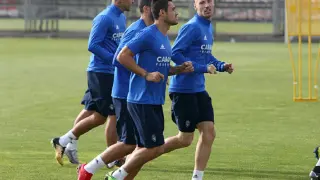 Vinícius, en primer término, se entrena con el grupo en la mañana de este sábado en la Ciudad Deportiva del Real Zaragoza.
