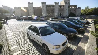 El Ayuntamiento prohíbe que los coches aparquen en la Aljafería desde diciembre