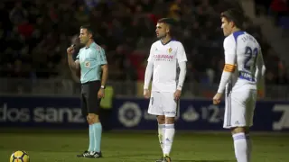 Alberto Zapater, concentrado antes de golpear el libre directo del 2-1 en Huesca.