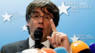 Puigdemont atendiendo a los medios de comunicación en Bruselas