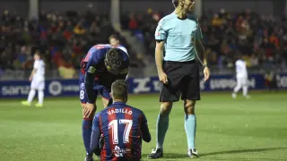 Vadillo, lesionado en el suelo, dialoga con Gonzalo Melero en el partido contra el Real Zaragoza.