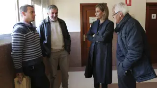 La letrada que asesora al municipio, con el alcalde izda. y dos vecinos que fueron de testigos