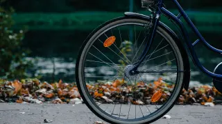 Foto de archivo de una rueda de una bicicleta.