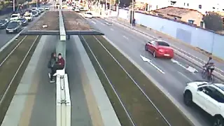 El acusado conducía el vehículo rojo que circula por delante del ciclista y que en un momento dado frenó de forma brusca en Vïa Ibérica.