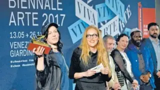 La ganadora de la última edición de la Bienal de Venecia, Anne Imho, con el León de Oro.