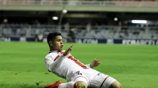 Cucho Hernández celebra uno de sus dos goles en el Miniestadi.
